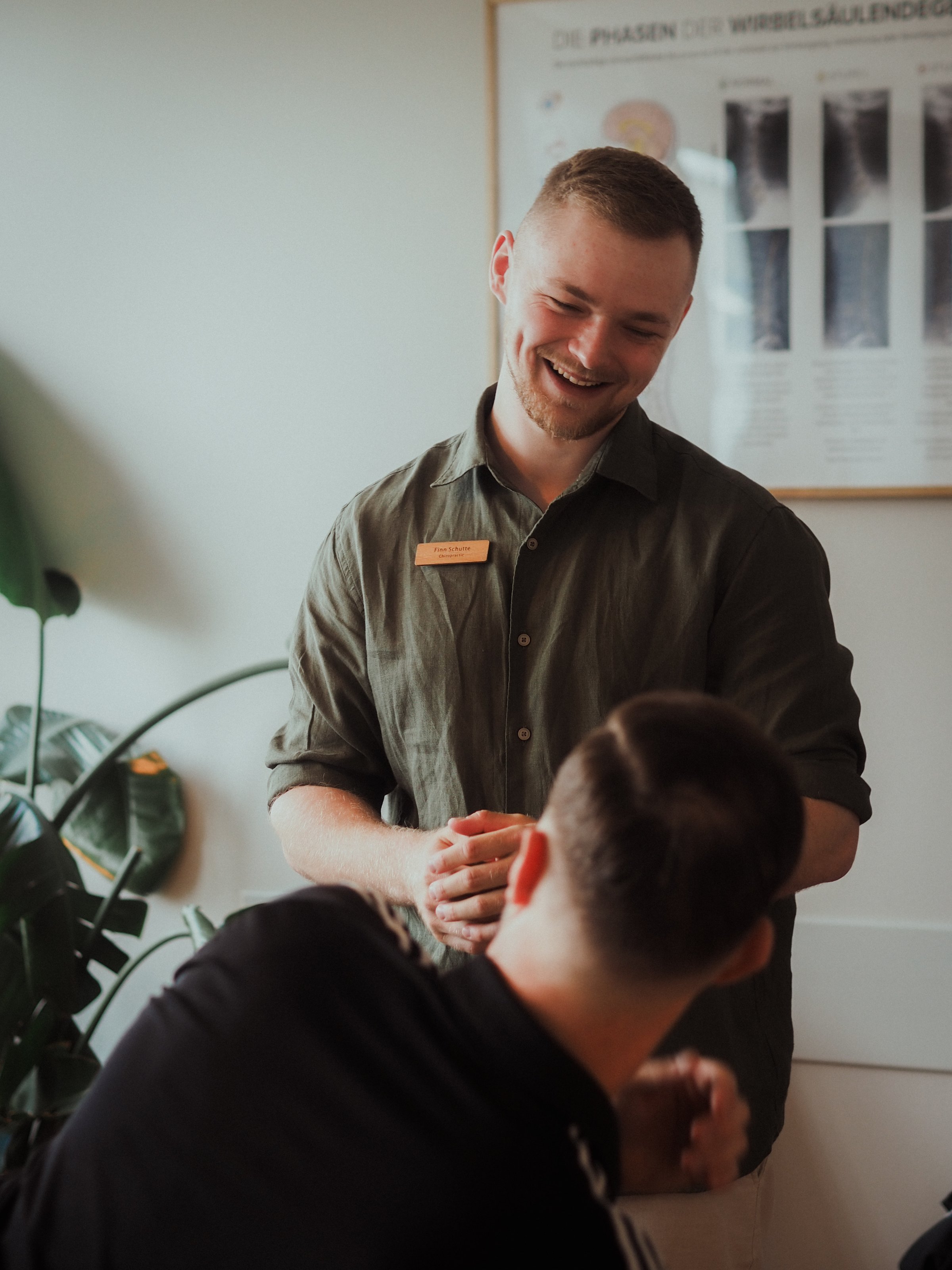 Finn Schütte, Chiropraktor bei Kiwi Chiropractic, freut sich auf deinen Besuch
